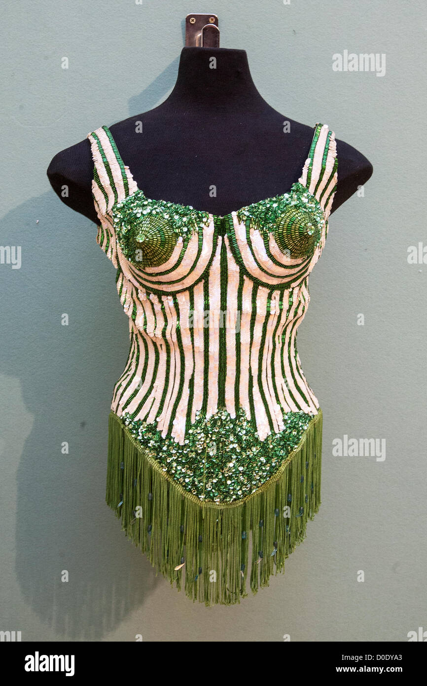 Gaultier madonna Banque de photographies et d'images à haute résolution -  Alamy