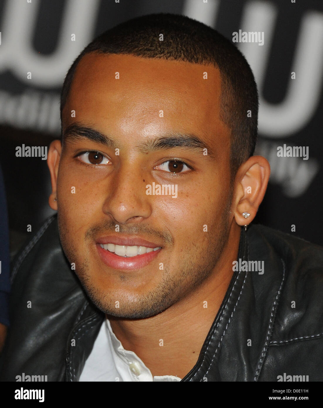 Theo Walcott à un livre de signature au Waterstone's, Piccadilly, Londres, Angleterre - 04.11.10 Banque D'Images