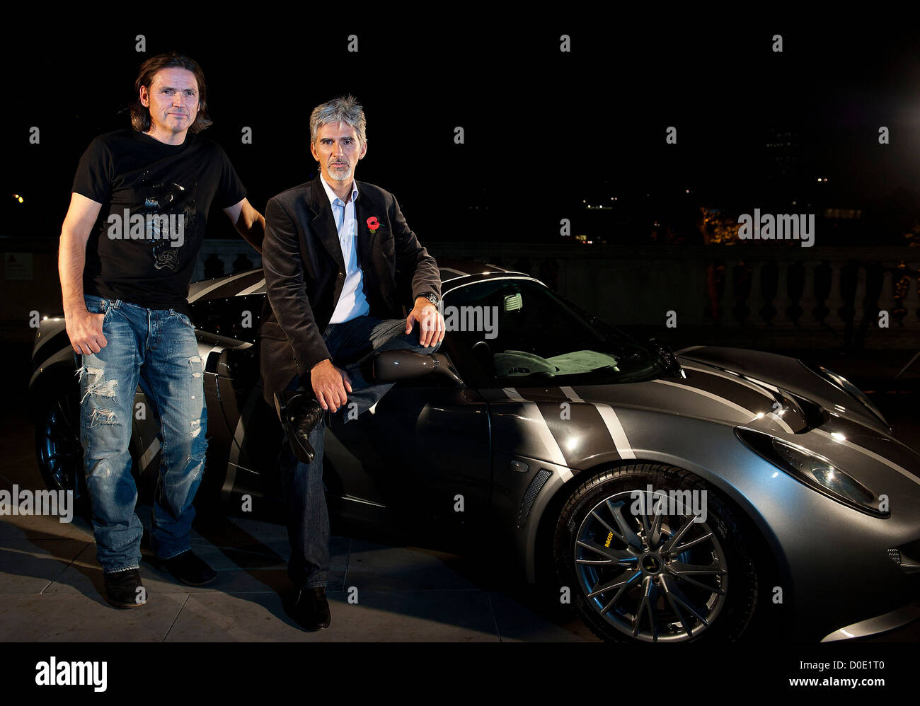 Dale Vince, fondateur d'Ecotricity et Damon Hill promouvoir la voiture électrique sur mesure super 'Nemesis' à Somerset House. Banque D'Images