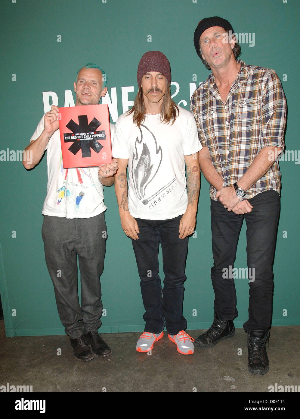 Anthony Kiedis, Flea et Chad Smith des Red Hot Chili Peppers promouvoir leur livre 'The Red Hot Chili Peppers' à Barnes & Banque D'Images