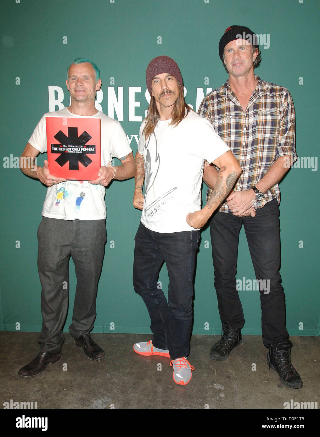 Anthony Kiedis, Flea et Chad Smith des Red Hot Chili Peppers promouvoir leur livre 'The Red Hot Chili Peppers' à Barnes & Banque D'Images