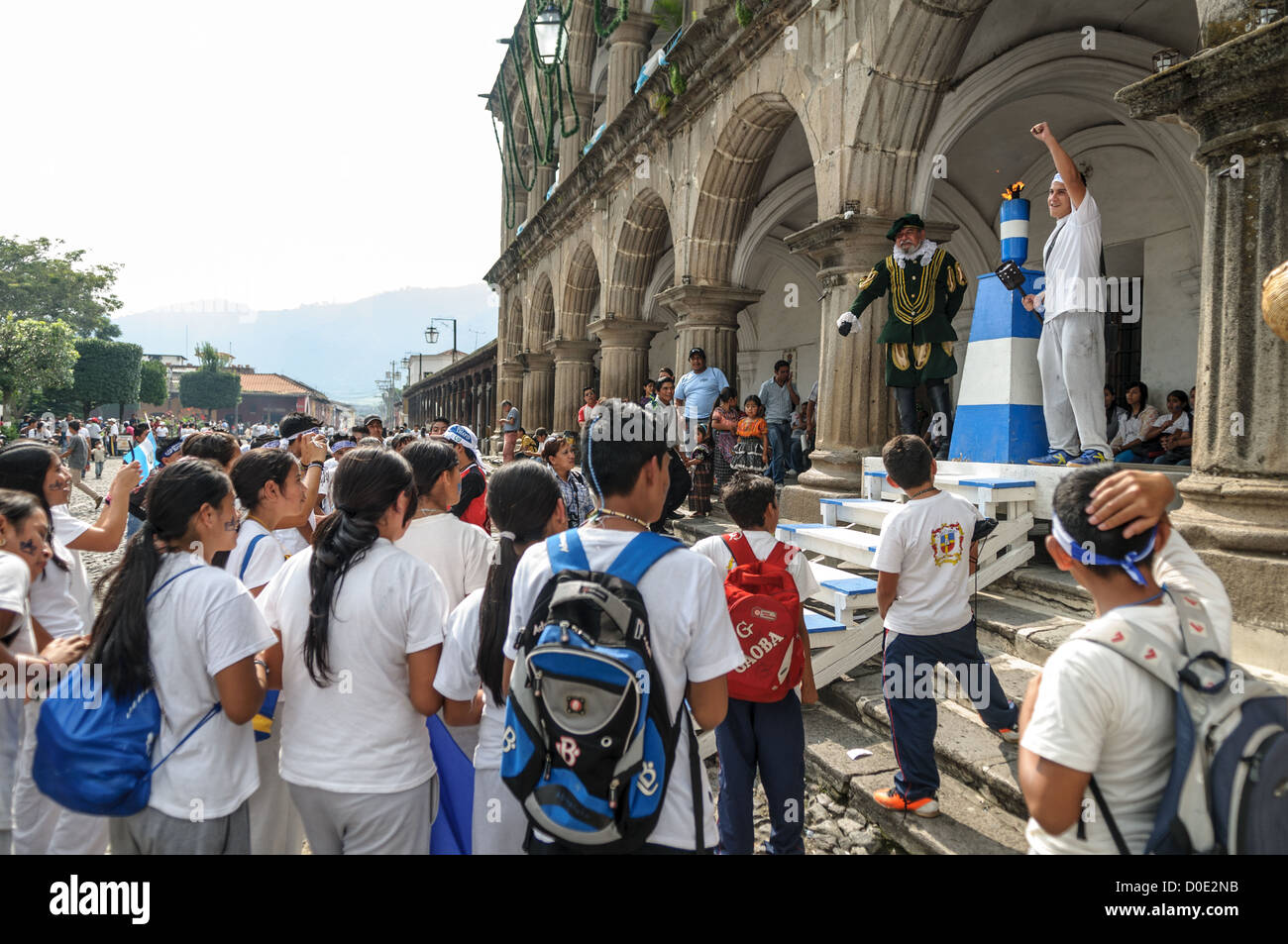 Au cours de la matinée le jour avant le jour de l'indépendance du Guatemala (qui est célébrée le 15 septembre), des centaines d'élèves d'Antigua et les villages environnants en mars un défilé de groupes scolaires à Antigua, certains en costumes et d'autres dans leurs uniformes scolaires. L'école des fanfares et des cheerleaders. La procession commence au Parque Central et tisse sa voie au-delà de l'église de La Merced jaune vif et sur le stade municipal. Banque D'Images