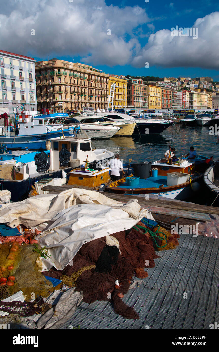 Les bateaux de pêche et des filets Molo di port Mergellina Mergellina Naples district city La région Campanie en Italie du sud Europe Banque D'Images