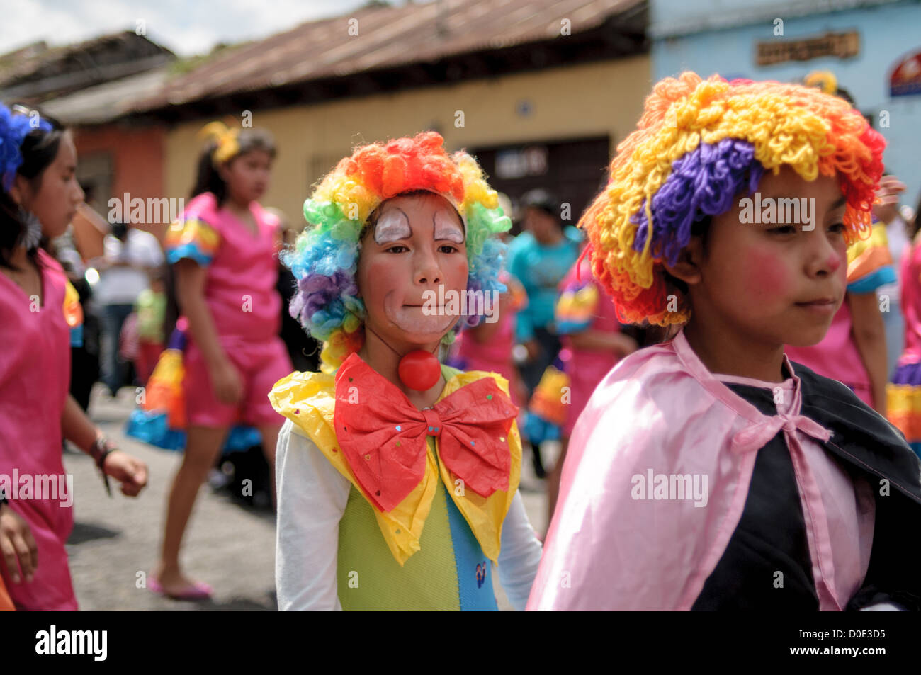 Défilé du jour de l'indépendance guatémaltèque Antigua Guatemala // ANTIGUA GUATEMALA, Guatemala — dans la matinée de la veille du jour de l'indépendance guatémaltèque (célébré le 15 septembre), des centaines d'écoliers d'Antigua et des villages environnants défilent dans un défilé de groupes scolaires à Antigua, certains en costume et d'autres en uniforme scolaire. Le défilé comprend également des orchestres de marche de l'école et des cheerleaders. Le cortège commence au Parque Central et passe devant l'église jaune vif de la Merced et sur le stade municipal. Banque D'Images