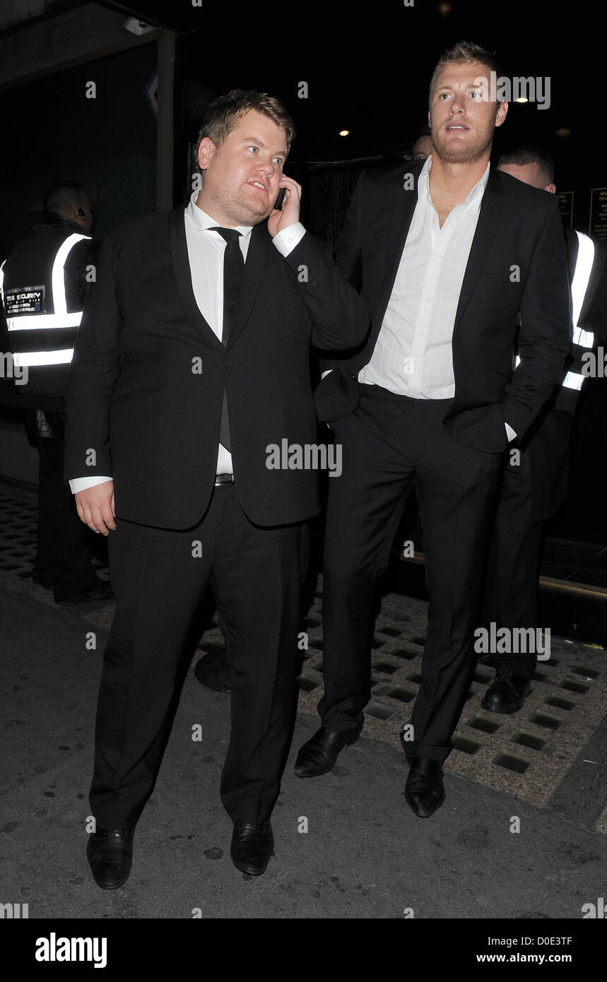 James Corden et Andrew Flintoff ressemblent plus à des portiers de payer des clients pendant qu'ils attendent pour leur voiture à l'extérieur de Whisky Mist Banque D'Images