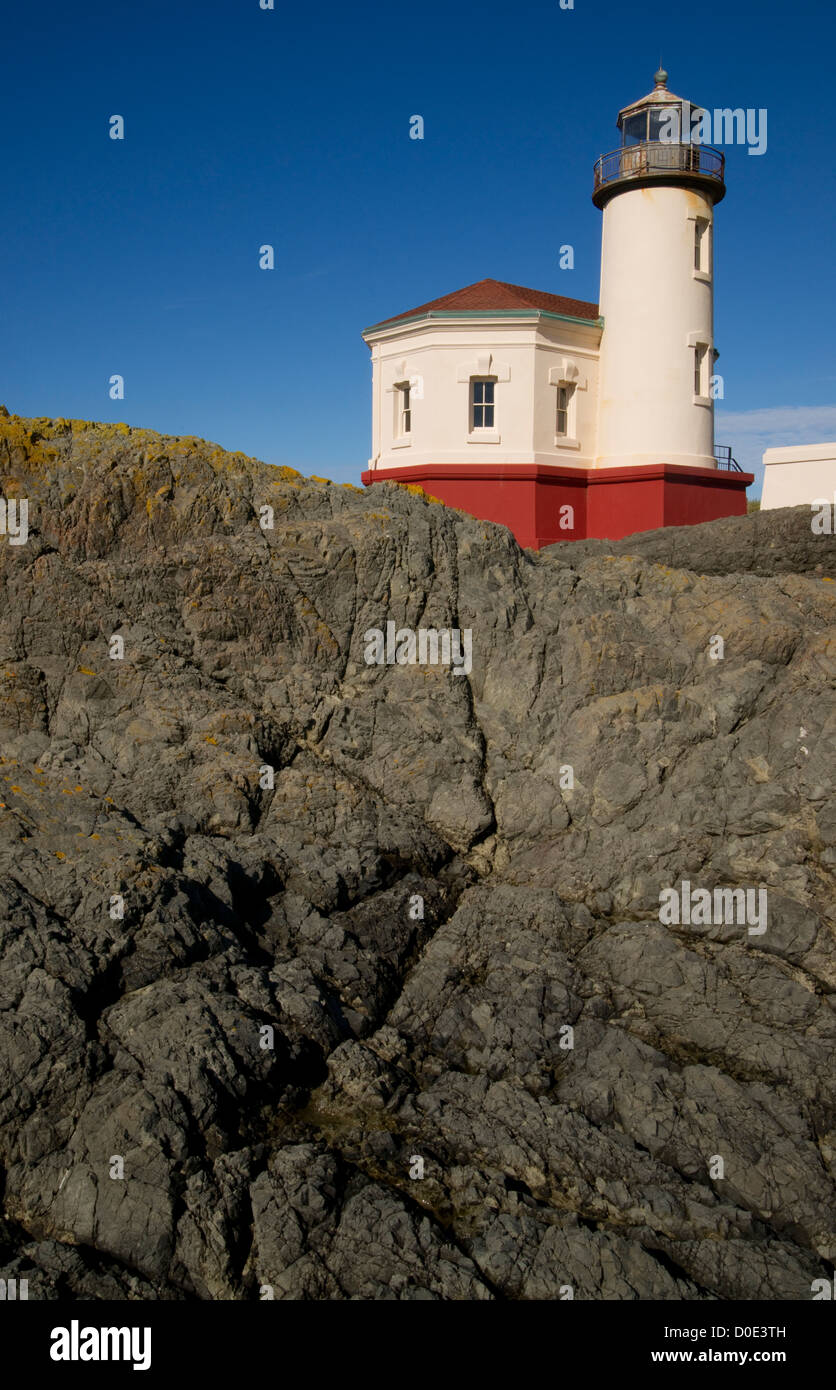 Phare de la côte ouest sur une jetée rocheuse Banque D'Images