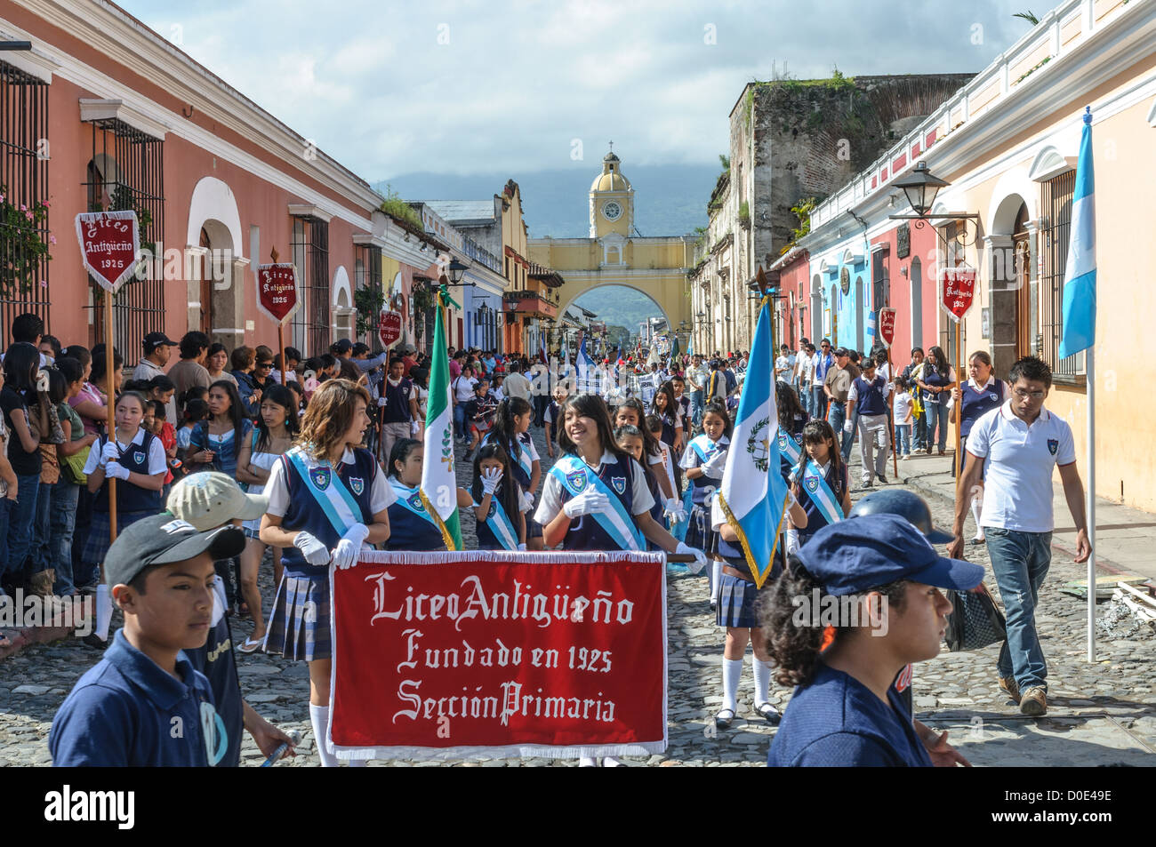 ANTIGUA GUATEMALA, Guatemala — dans la matinée de la veille de la fête de l’indépendance du Guatemala (célébrée le 15 septembre), des centaines d’écoliers d’Antigua et des villages environnants défilent dans un défilé de groupes scolaires à Antigua, certains en costume et d’autres en uniforme scolaire. Le défilé comprend également des orchestres de marche de l'école et des cheerleaders. Le cortège commence au Parque Central et passe devant l'église jaune vif de la Merced et sur le stade municipal. Banque D'Images