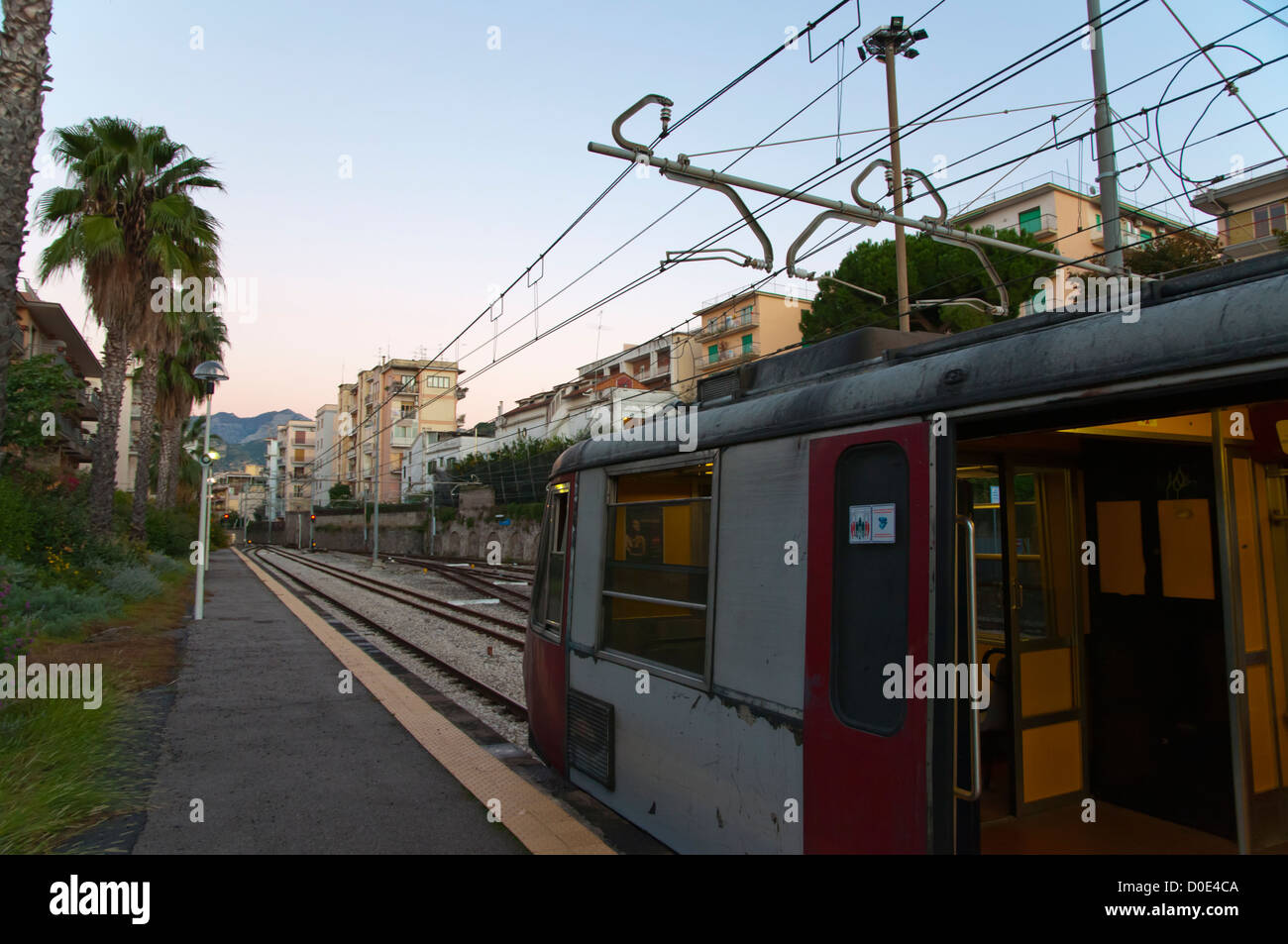 la-gare-circumvesuviana-sorrento-resort-ext-rieur-ville-de-la-r-gion