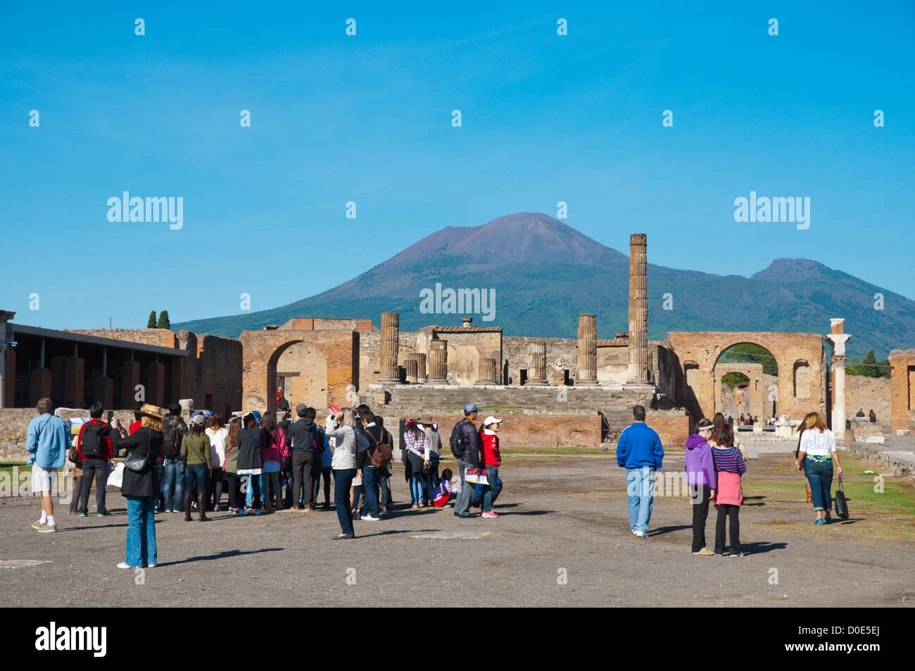 Forum Le Forum avec le Vésuve en arrière-plan la ville romaine de Pompéi ensevelie en lava près de Naples Italie Banque D'Images