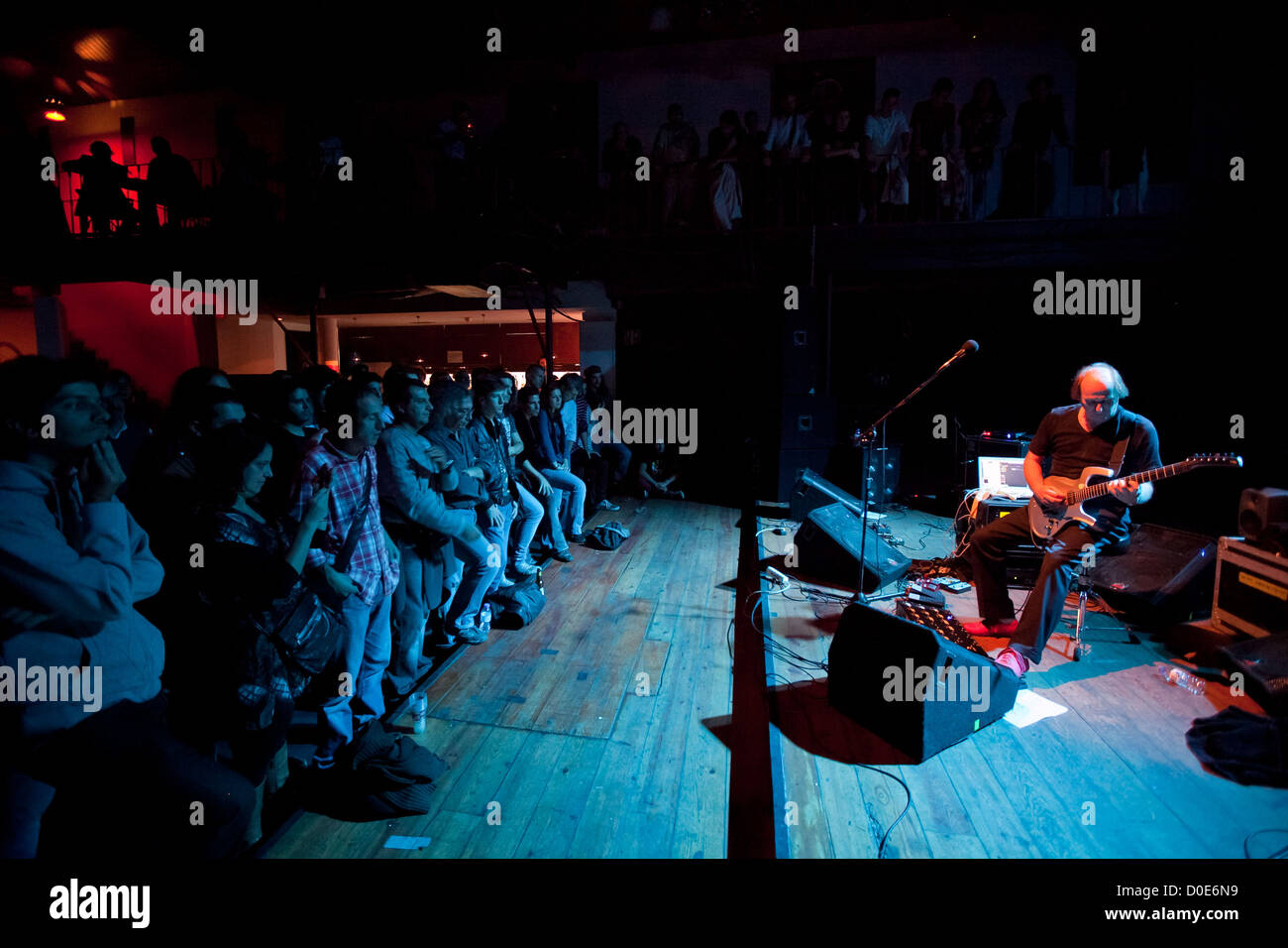 Adrian Belew à Santiago Alquimista se produit sur scène avec son groupe, Lisbonne, Portugal - 04.11.10 Banque D'Images