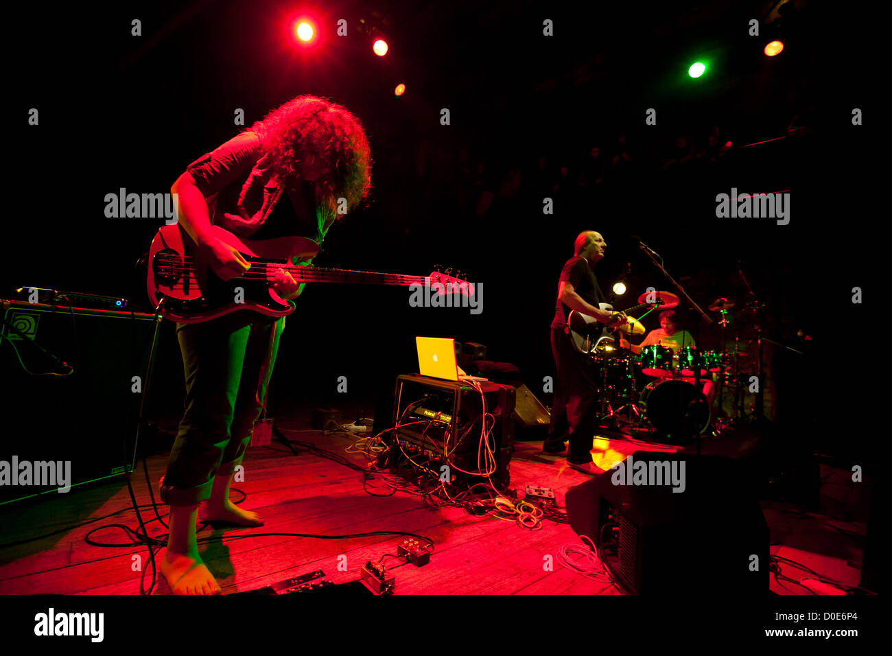 Julie Slick Adrian Belew à Santiago Alquimista se produit sur scène avec son groupe, Lisbonne, Portugal - 04.11.10 Banque D'Images