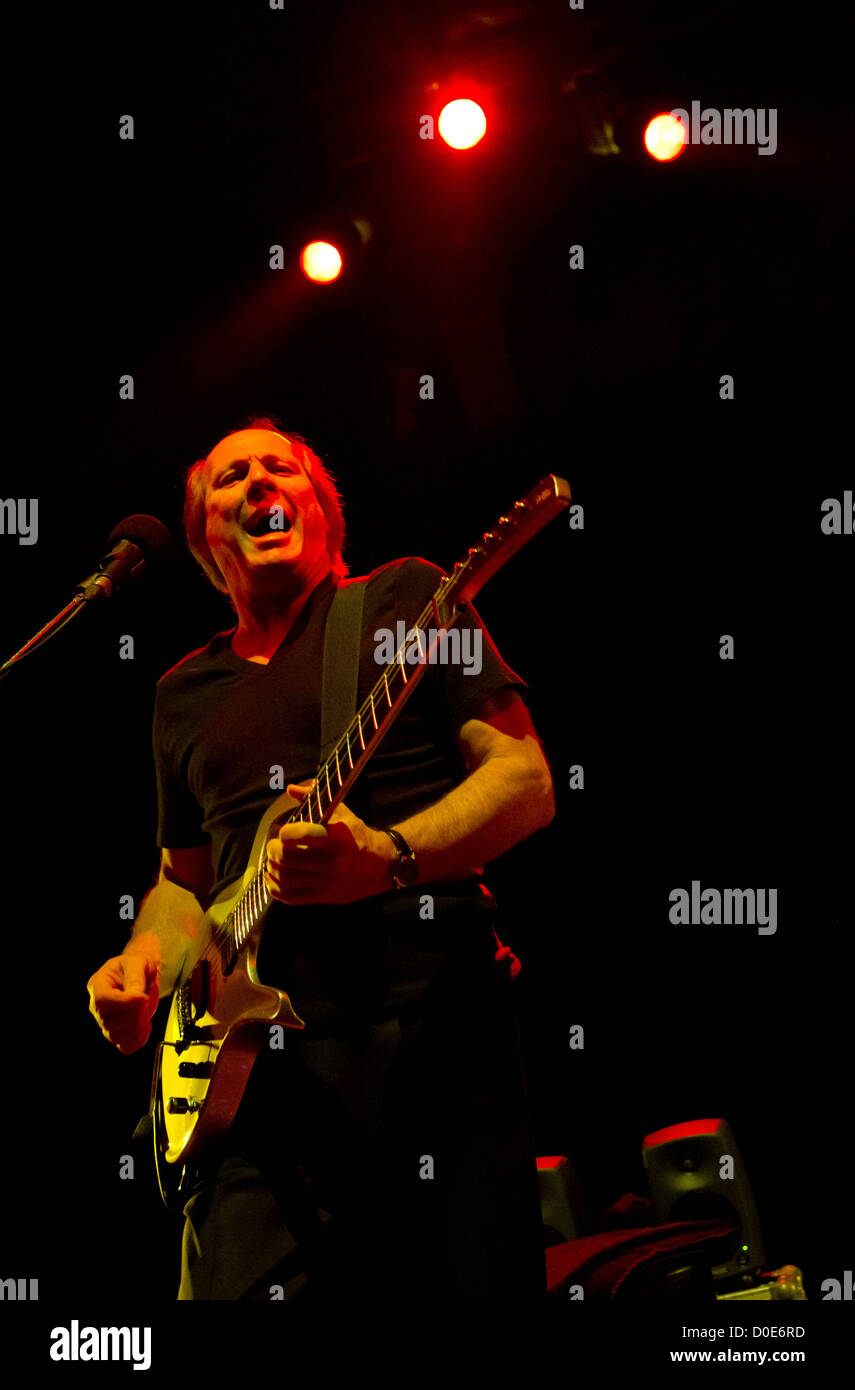 Adrian Belew à Santiago Alquimista se produit sur scène avec son groupe, Lisbonne, Portugal - 04.11.10 Banque D'Images