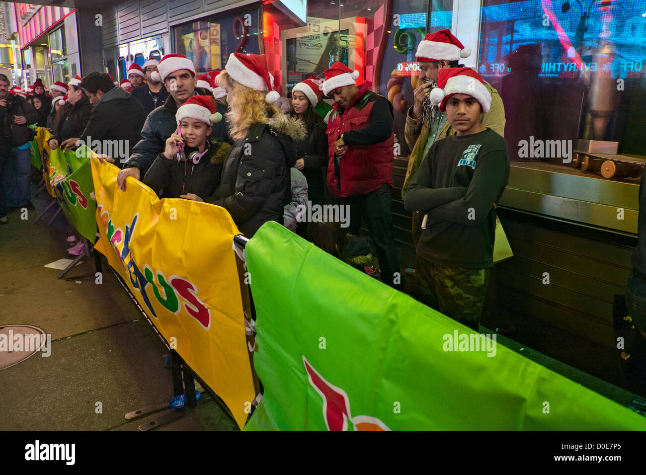 Novembre 22, 2012, New York, NY. gens portant des chapeaux de Père Noël attendre en ligne pour profiter de vacances vente à Times Square le magasin Toys R US, qui a été d'ouvrir à 8h le jour de Thanksgiving holiday Banque D'Images