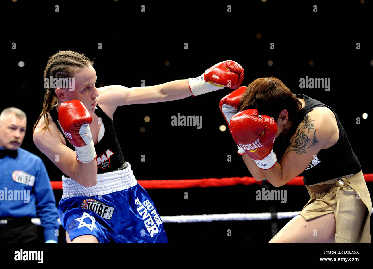 Hagar (plus fine) israéliennes vs Julia Sahin (Allemand), Championnat de la masselotte WIBF 115 lbs Rumble à Rama XIII match de boxe tenu à Banque D'Images