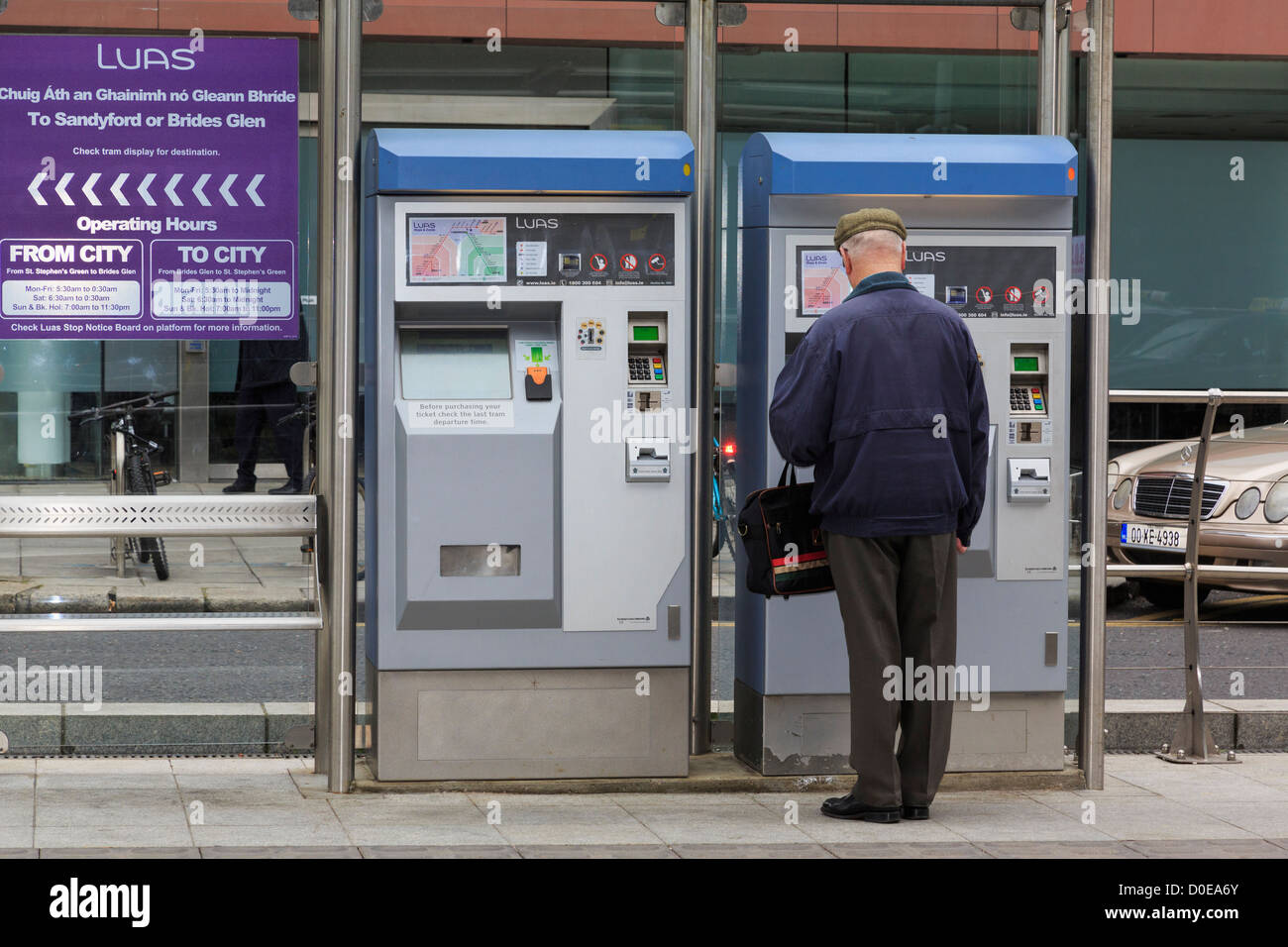 Acheter un billet de l'homme sur la machine dans la plate-forme du tramway Luas tram station dans le sud de la ville de Dublin Irlande Eire Banque D'Images