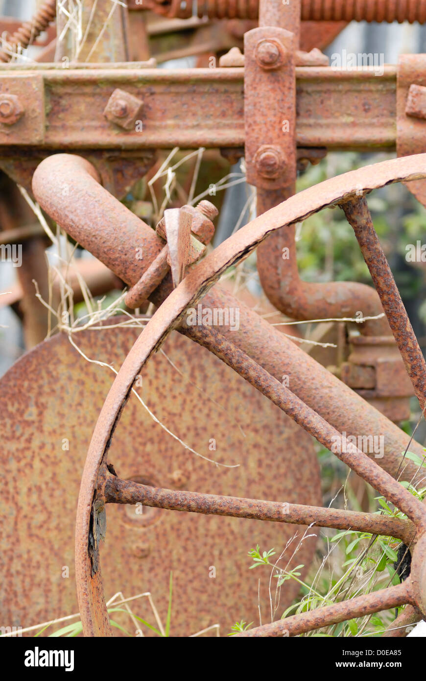 Rusty volant de vieilles machines agricoles. Banque D'Images