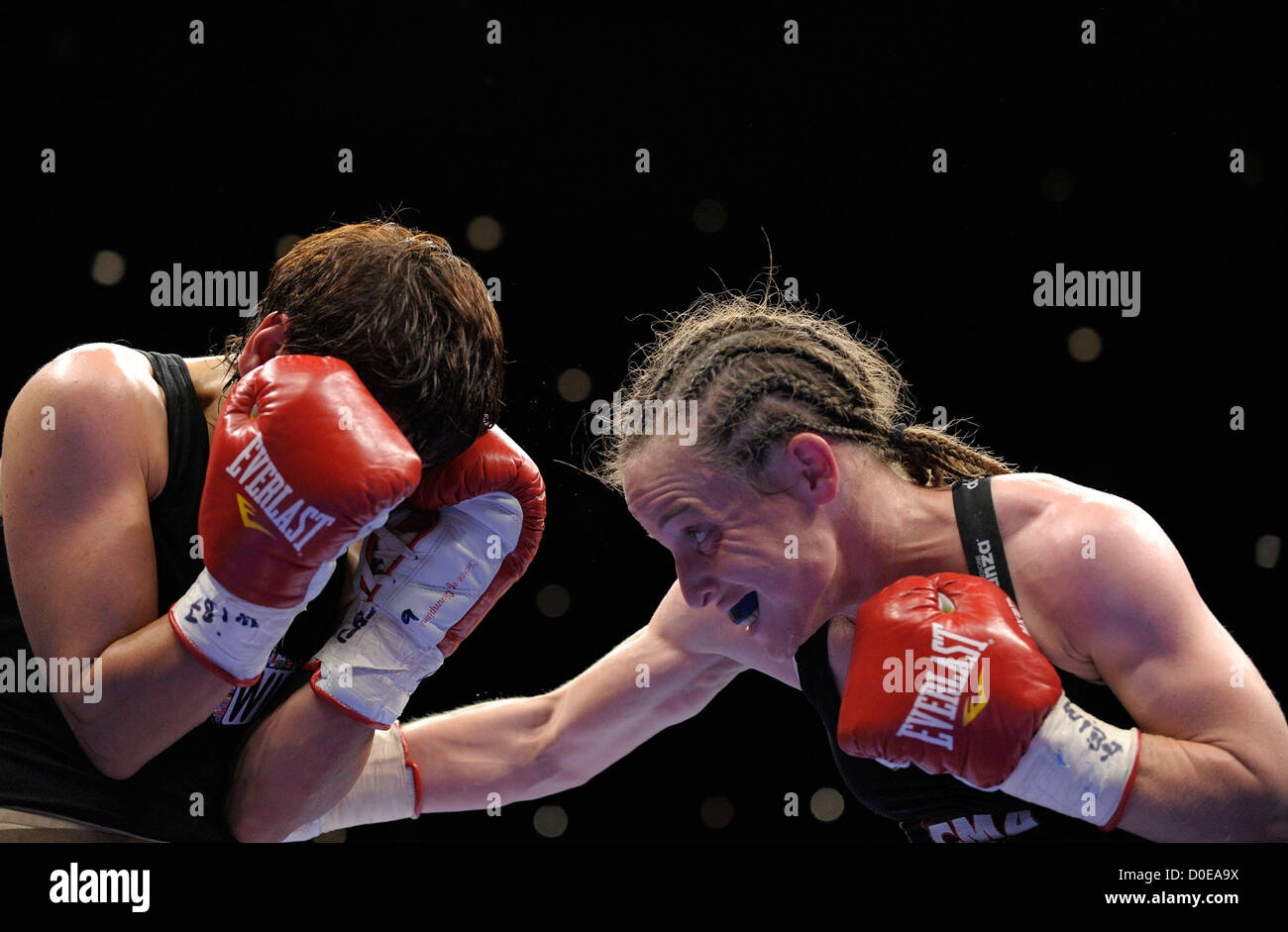 Hagar (plus fine) israéliennes vs Julia Sahin (Allemand), Championnat de la masselotte WIBF 115 lbs Rumble Rama XIII match de boxe tenu Casino Banque D'Images