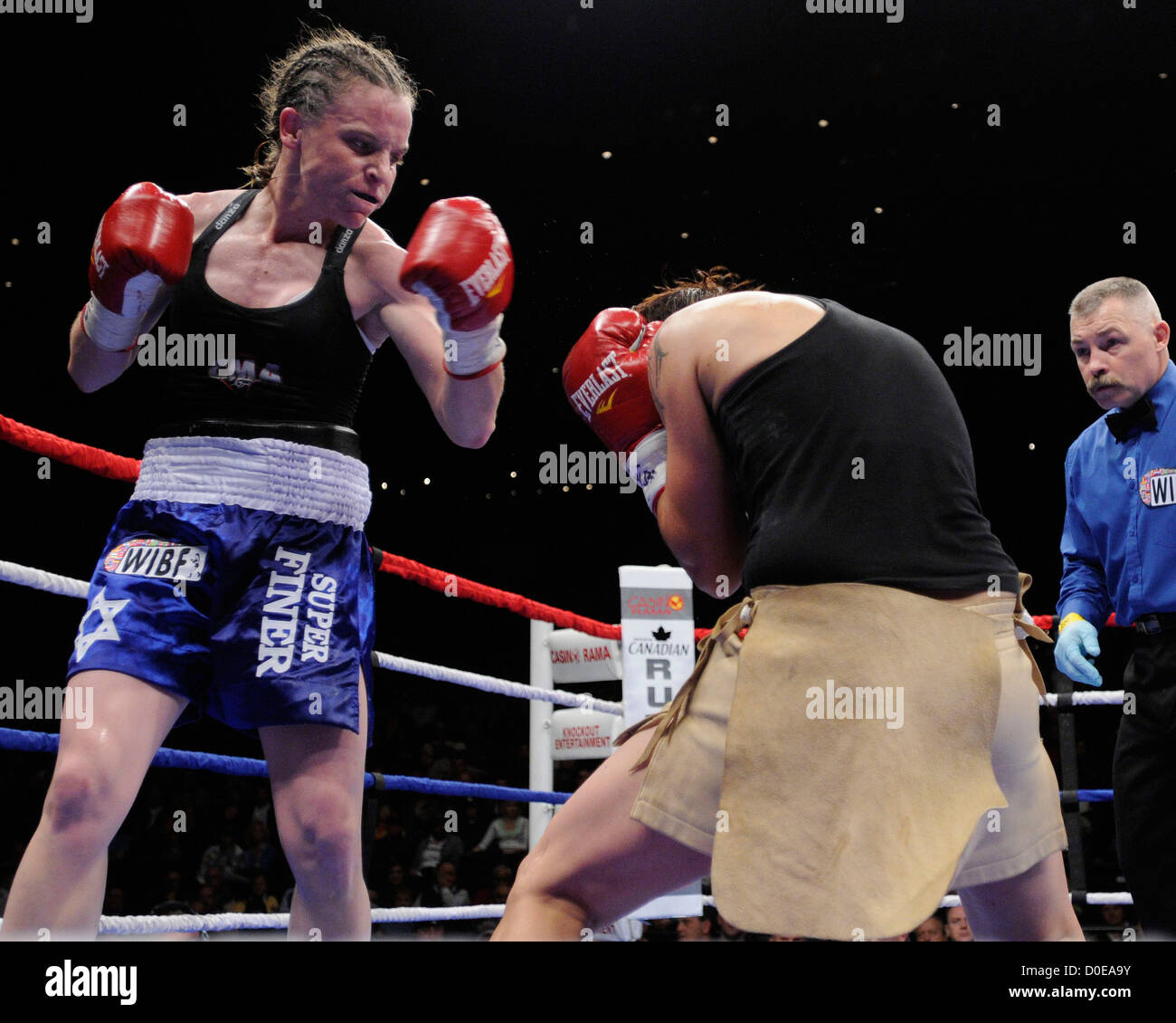 Hagar (plus fine) israéliennes vs Julia Sahin (Allemand), Championnat de la masselotte WIBF 115 lbs Rumble à Rama XIII match de boxe tenu à Banque D'Images