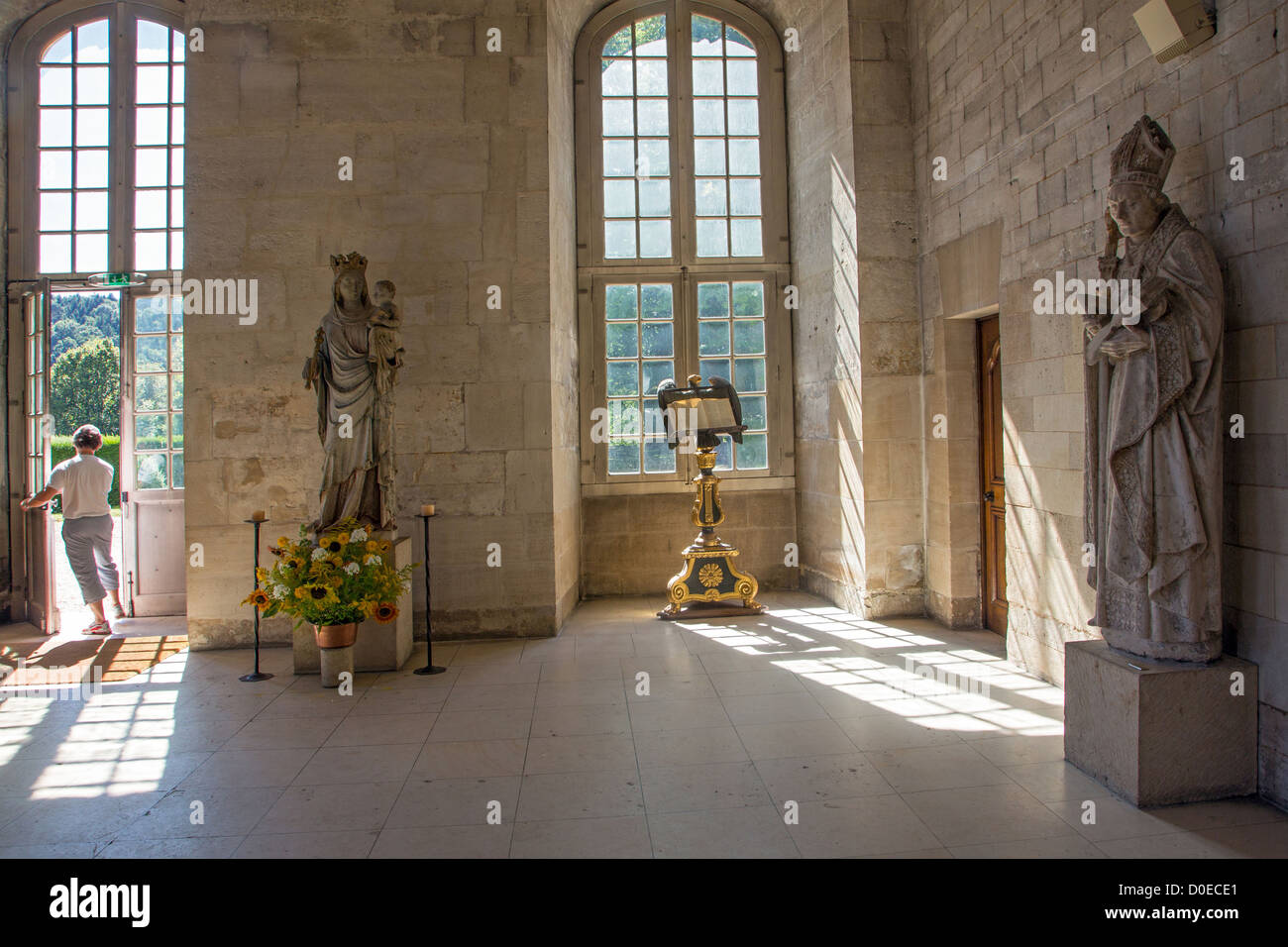 STATUE DE LA VIERGE À L'ENFANT ET DE SAINT-AMBROISE L'ÉGLISE À L'ÉGLISE NOTRE-DAME DE L'ABBAYE DU BEC Le BEC-HELLOUIN EURE (27) FRANCE Banque D'Images