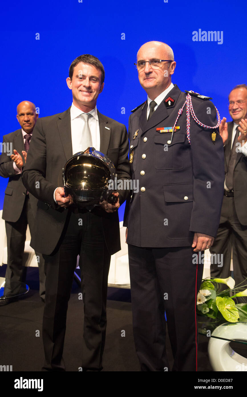 MANUEL VALLS, MINISTRE DE L'INTÉRIEUR LE COLONEL ERIC FAURE PRÉSIDENT FNSPF CASQUE DE POMPIER ATTRIBUTION 19E CONGRÈS NATIONAL FRANÇAIS Banque D'Images