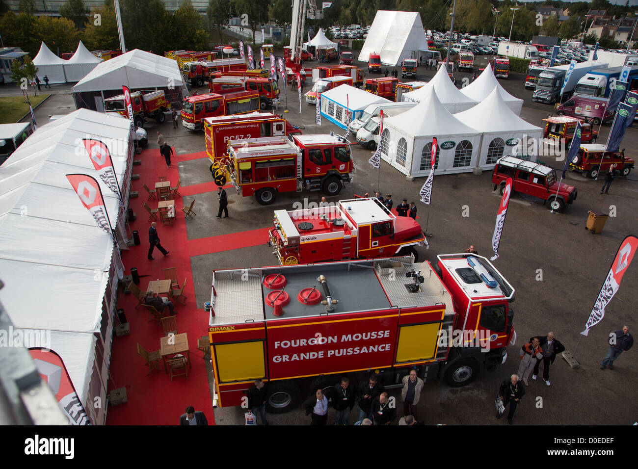 Exposition D'ÉQUIPEMENT ET LES VÉHICULES DE POMPIERS ROUGE LE 19E CONGRÈS NATIONAL DES POMPIERS FRANÇAIS AMIENS SOMME (80) FRANCE Banque D'Images