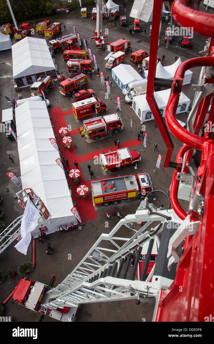 Exposition D'ÉQUIPEMENT ET LES VÉHICULES DE POMPIERS ROUGE LE 19E CONGRÈS NATIONAL DES POMPIERS FRANÇAIS AMIENS SOMME (80) FRANCE Banque D'Images