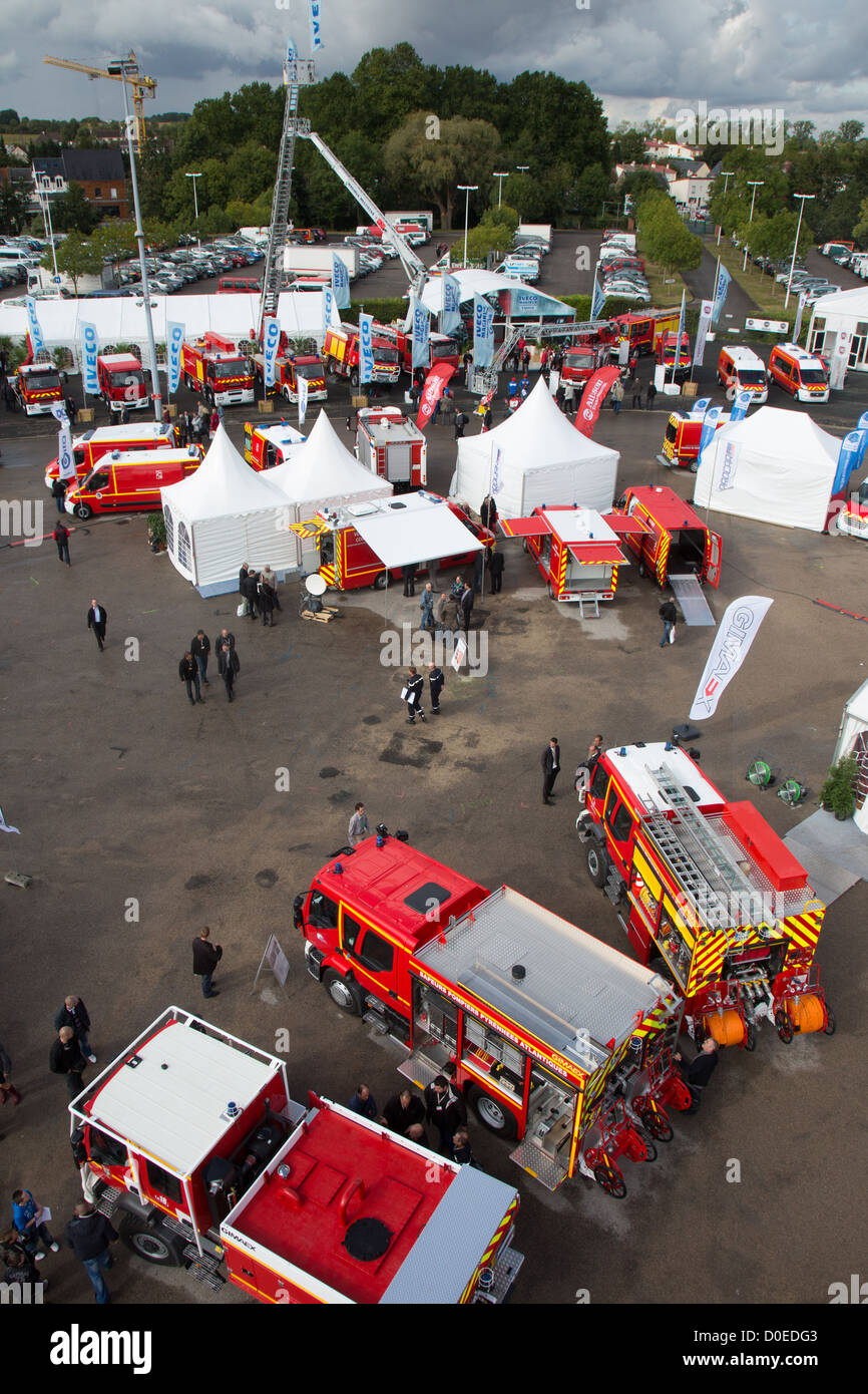 Exposition D'ÉQUIPEMENT ET LES VÉHICULES DE POMPIERS ROUGE LE 19E CONGRÈS NATIONAL DES POMPIERS FRANÇAIS AMIENS SOMME (80) FRANCE Banque D'Images