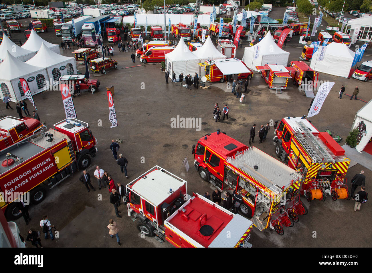 Exposition D'ÉQUIPEMENT ET LES VÉHICULES DE POMPIERS ROUGE LE 19E CONGRÈS NATIONAL DES POMPIERS FRANÇAIS AMIENS SOMME (80) FRANCE Banque D'Images