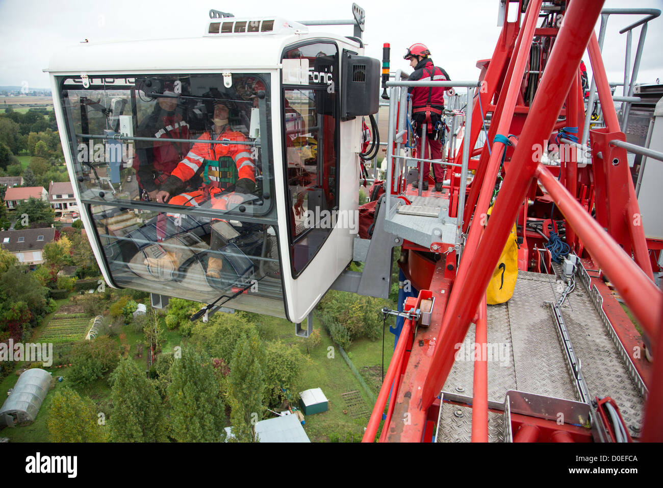 Opération de sauvetage d'un opérateur de grue dans sa cabine EN L DE LA GRIMP ESSONNE ARPAJON FRANCE Banque D'Images