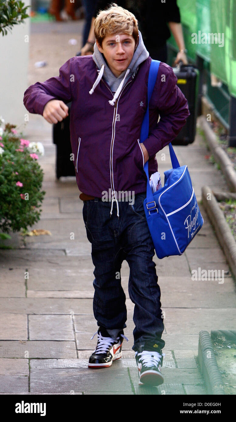 Harry Styles de One Direction arrive à 'The X Factor' studios London, England - 07.11.10 Banque D'Images