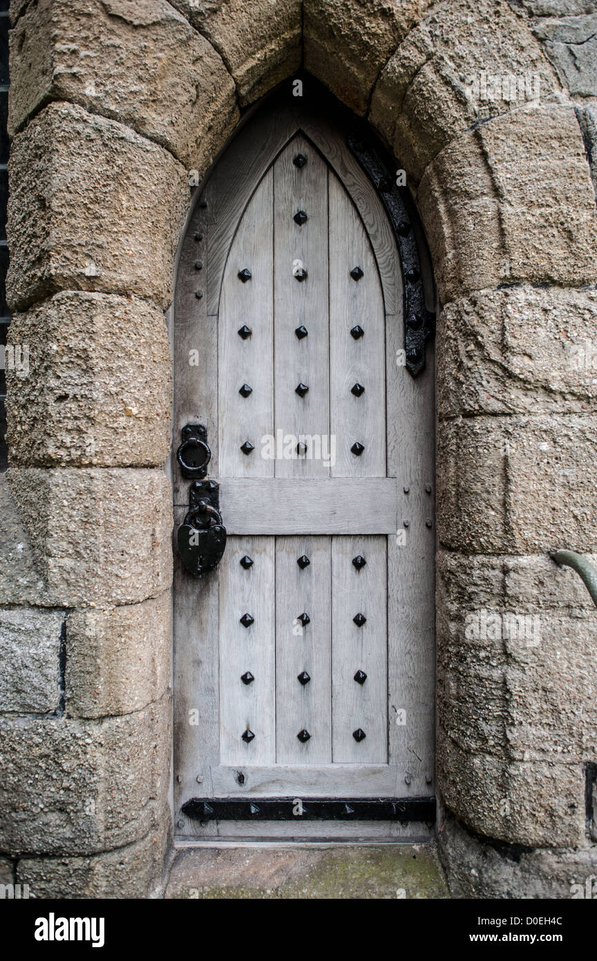 CAERNARFON, Pays de Galles, étroit, porte à Château de Caernarfon dans le nord-ouest du pays de Galles. Un château s'élevait à l'origine sur le site remontant à la fin du xie siècle, mais à la fin du 13e siècle, le Roi Edward J'ai commandé une nouvelle structure qui se tient à ce jour. Il possède des tours et est l'un des mieux conservés de la série de châteaux-QUE J'ai commandé. Banque D'Images