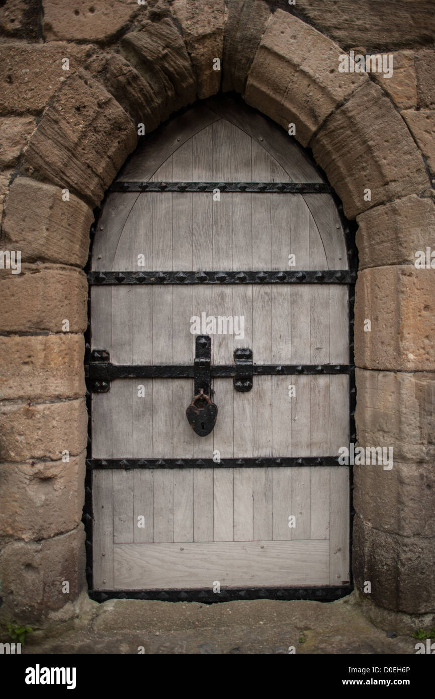 CAERNARFON, Pays de Galles - une solide porte voûtée au château de Caernarfon, dans le nord-ouest du pays de Galles. Un château s'élevait à l'origine sur le site remontant à la fin du xie siècle, mais à la fin du 13e siècle, le Roi Edward J'ai commandé une nouvelle structure qui se tient à ce jour. Il possède des tours et est l'un des mieux conservés de la série de châteaux-QUE J'ai commandé. Banque D'Images