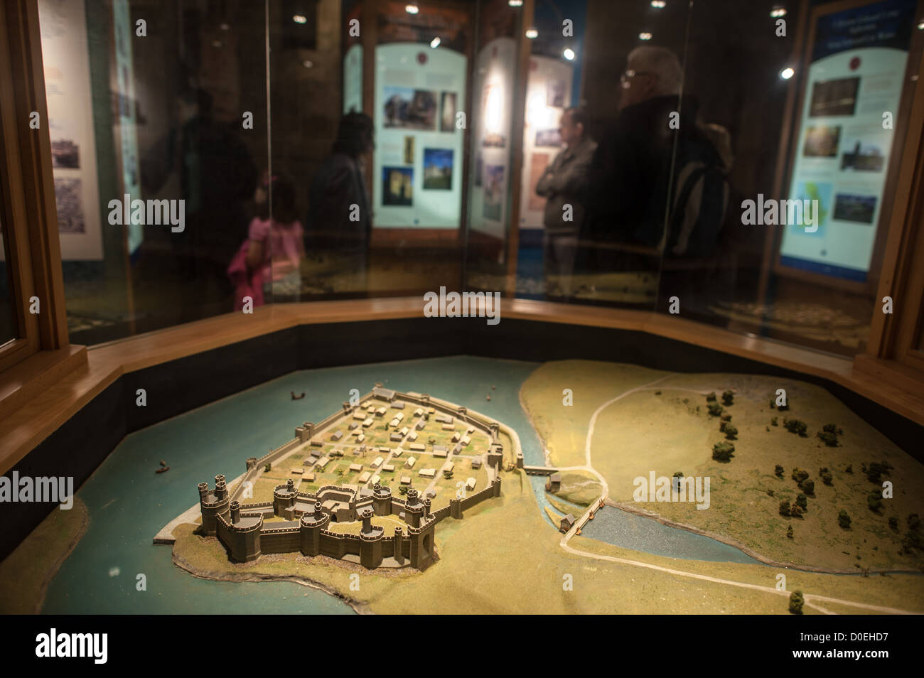 CAERNARFON, Pays de Galles - un modèle décrivant comment le château de Caernarfon aurait cherché à son apogée dans le cadre d'une exposition sur le château, avec les touristes dans l'arrière-plan. Banque D'Images