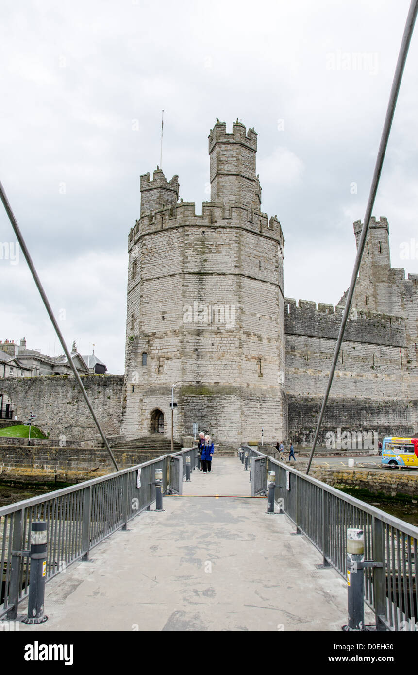 CAERNARFON, pays de Galles — Un pont-levis moderne sur la rivière Seiont au château de Caernarfon, dans le nord-ouest du pays de Galles. Un château se trouvait à l'origine sur le site datant de la fin du XIe siècle, mais à la fin du XIIIe siècle, le roi Édouard Ier a commandé une nouvelle structure qui se tient à ce jour. Il a des tours distinctives et est l'un des mieux conservés de la série de châteaux commandés par Édouard Ier. Banque D'Images