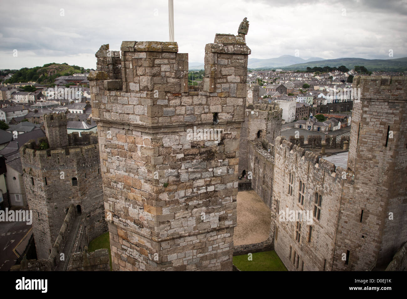 CAERNARFON, Pays de Galles - L'aigle à tour Château de Caernarfon dans le nord-ouest du pays de Galles. Un château s'élevait à l'origine sur le site remontant à la fin du xie siècle, mais à la fin du 13e siècle, le Roi Edward J'ai commandé une nouvelle structure qui se tient à ce jour. Il possède des tours et est l'un des mieux conservés de la série de châteaux-QUE J'ai commandé. Banque D'Images