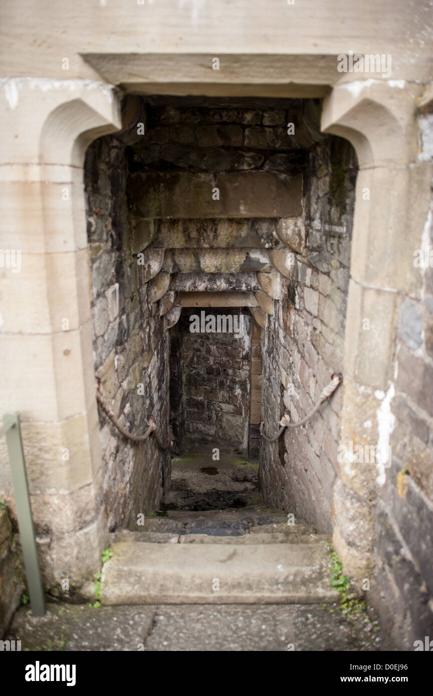 CAERNARFON, Pays de Galles - un escalier de pierre mène au château de Caernarfon, dans le nord-ouest du pays de Galles. Un château s'élevait à l'origine sur le site remontant à la fin du xie siècle, mais à la fin du 13e siècle, le Roi Edward J'ai commandé une nouvelle structure qui se tient à ce jour. Il possède des tours et est l'un des mieux conservés de la série de châteaux-QUE J'ai commandé. Banque D'Images