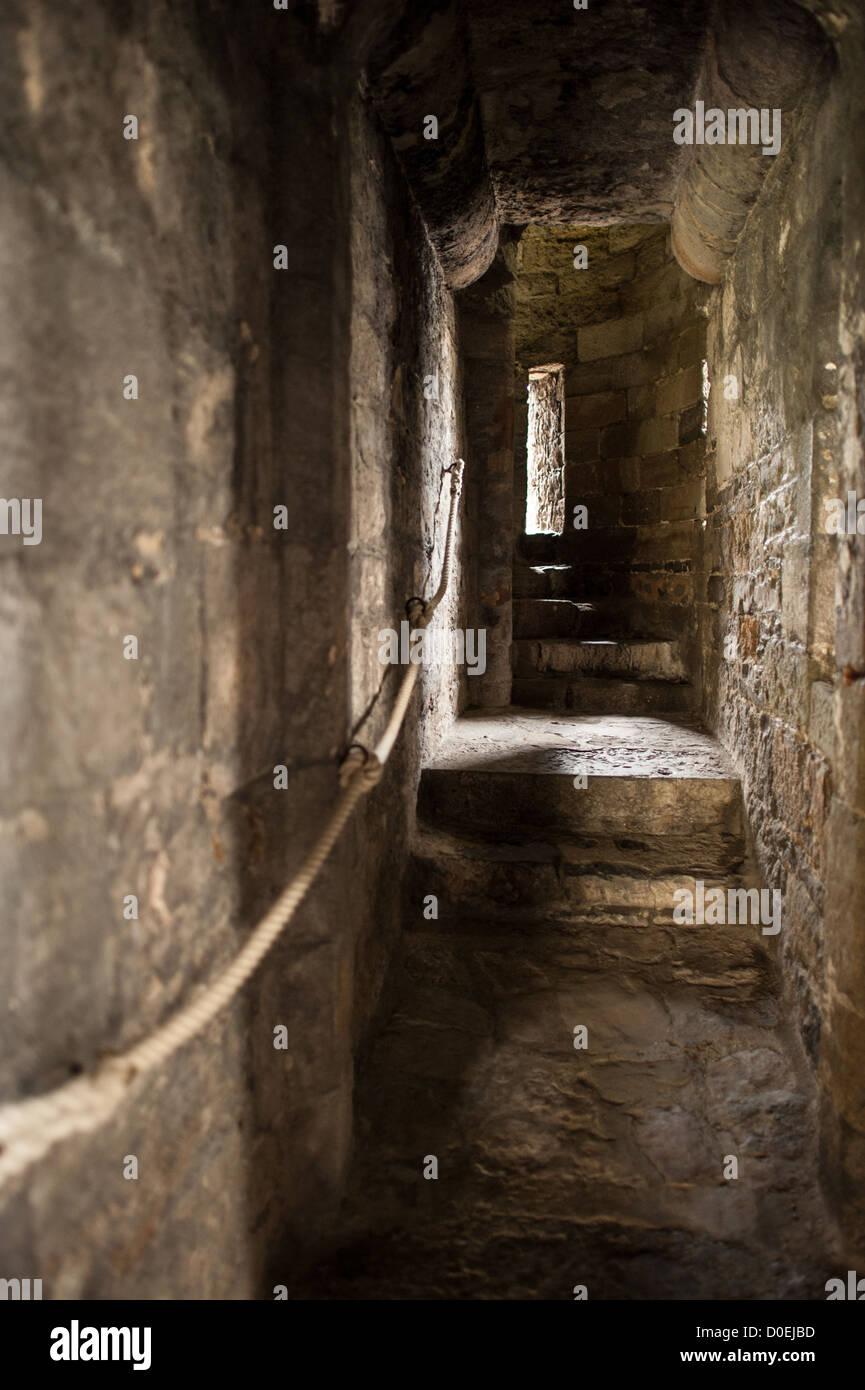 CAERNARFON, Pays de Galles - un couloir intérieur au château de Caernarfon, dans le nord-ouest du pays de Galles. Un château s'élevait à l'origine sur le site remontant à la fin du xie siècle, mais à la fin du 13e siècle, le Roi Edward J'ai commandé une nouvelle structure qui se tient à ce jour. Il possède des tours et est l'un des mieux conservés de la série de châteaux-QUE J'ai commandé. Banque D'Images