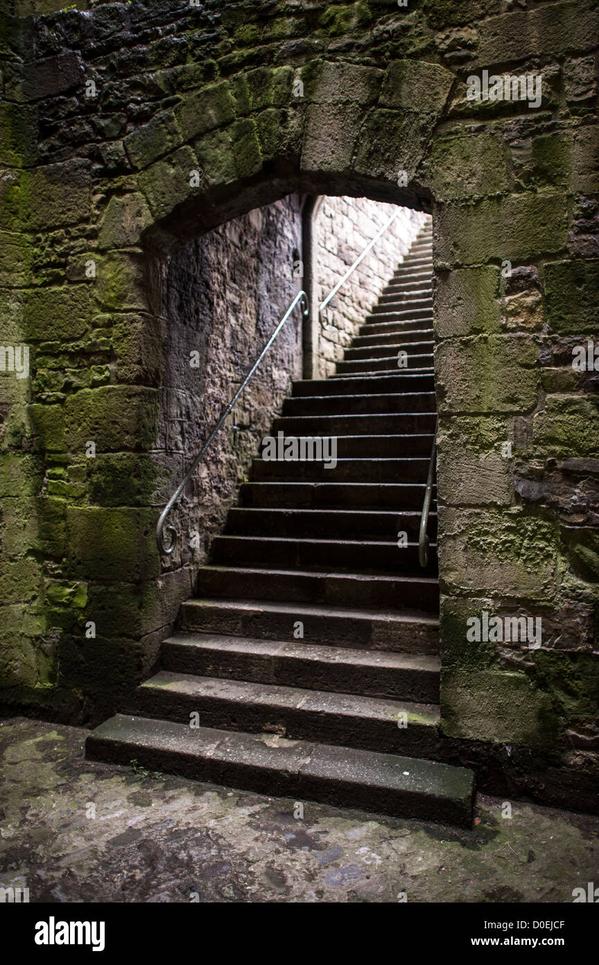 CAERNARFON, Pays de Galles - un escalier de pierre au château de Caernarfon, dans le nord-ouest du pays de Galles. Un château s'élevait à l'origine sur le site remontant à la fin du xie siècle, mais à la fin du 13e siècle, le Roi Edward J'ai commandé une nouvelle structure qui se tient à ce jour. Il possède des tours et est l'un des mieux conservés de la série de châteaux-QUE J'ai commandé. Banque D'Images