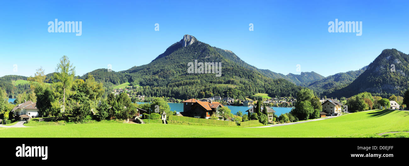 Village près du lac, dans les montagnes des Alpes. L'Autriche Banque D'Images