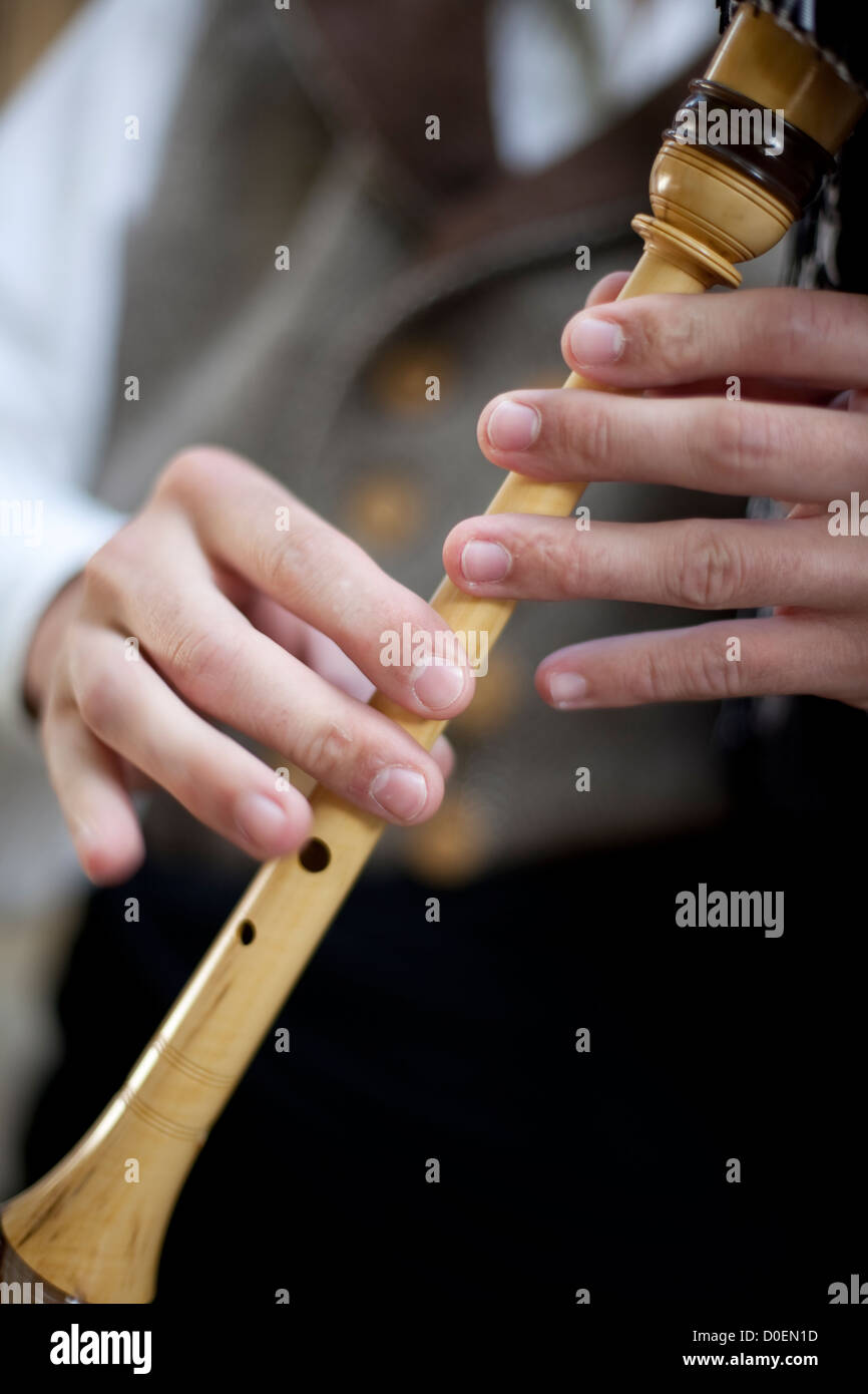 Mains d'un joueur de cornemuse asturienne jouant son instrument Banque D'Images