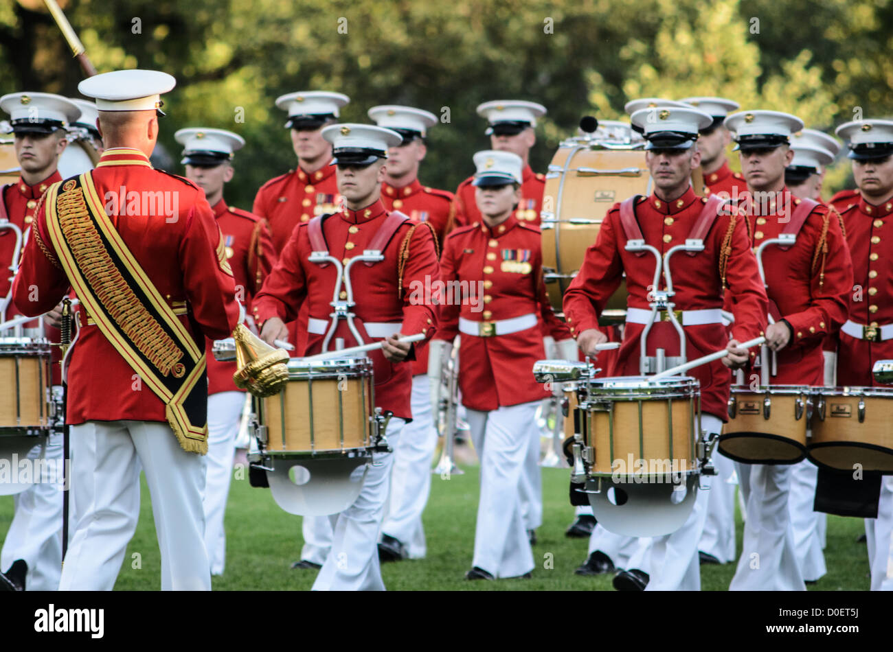 ARLINGTON, Virginie, États-Unis — le commandant's Own, officiellement connu sous le nom de United States Marine Drum and Bugle corps, se produit lors du Sunset Parade au Marine corps War Memorial, également connu sous le nom de Iwo Jima Memorial, à Arlington, en Virginie. La Sunset Parade, qui présente des spectacles de fanfares et des exercices de précision, a lieu le mardi soir pendant les mois d'été. Le mémorial emblématique, représentant le drapeau levant sur Iwo Jima, sert de toile de fond spectaculaire à cette tradition militaire de longue date. Banque D'Images