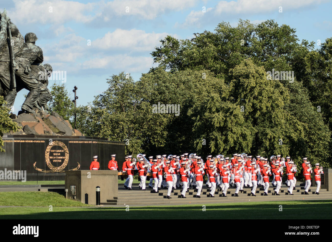 ARLINGTON, Virginie, États-Unis — le commandant's Own, officiellement connu sous le nom de United States Marine Drum and Bugle corps, se produit lors du Sunset Parade au Marine corps War Memorial, également connu sous le nom de Iwo Jima Memorial, à Arlington, en Virginie. La Sunset Parade, qui présente des spectacles de fanfares et des exercices de précision, a lieu le mardi soir pendant les mois d'été. Le mémorial emblématique, représentant le drapeau levant sur Iwo Jima, sert de toile de fond spectaculaire à cette tradition militaire de longue date. Banque D'Images