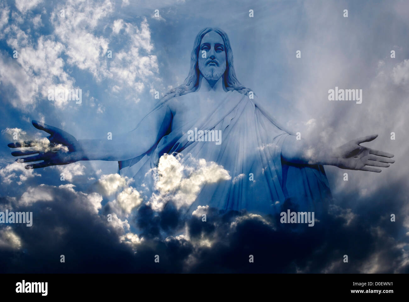 Jésus debout en blanc et gris, les nuages de tempête dans le ciel bleu avec les rayons de lumière Banque D'Images