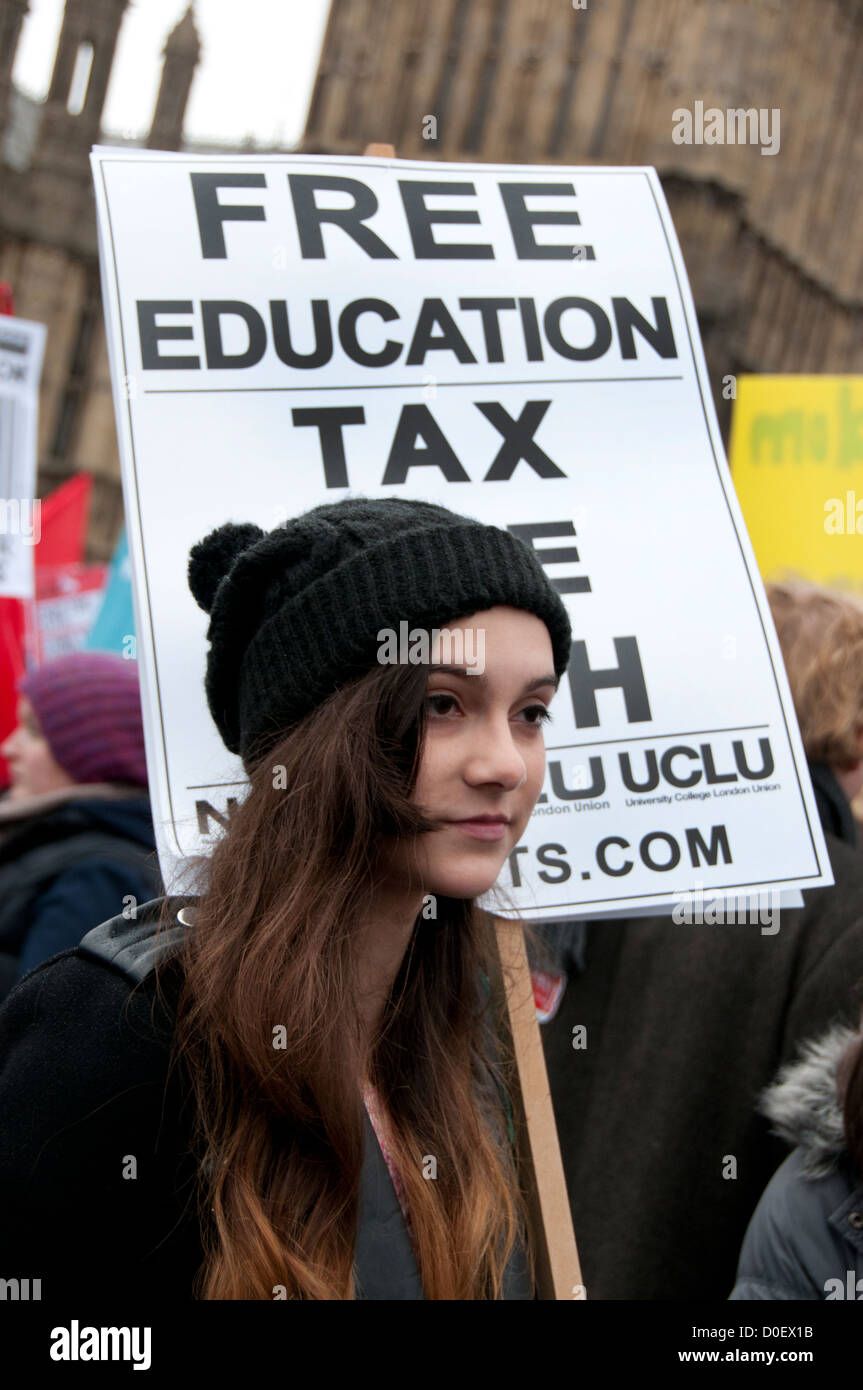 Manifestation organisée par NUS contre l'éducation des coupes. Une jeune femme est titulaire d'une plaque disant 'gratuitement' l'éducation. Banque D'Images