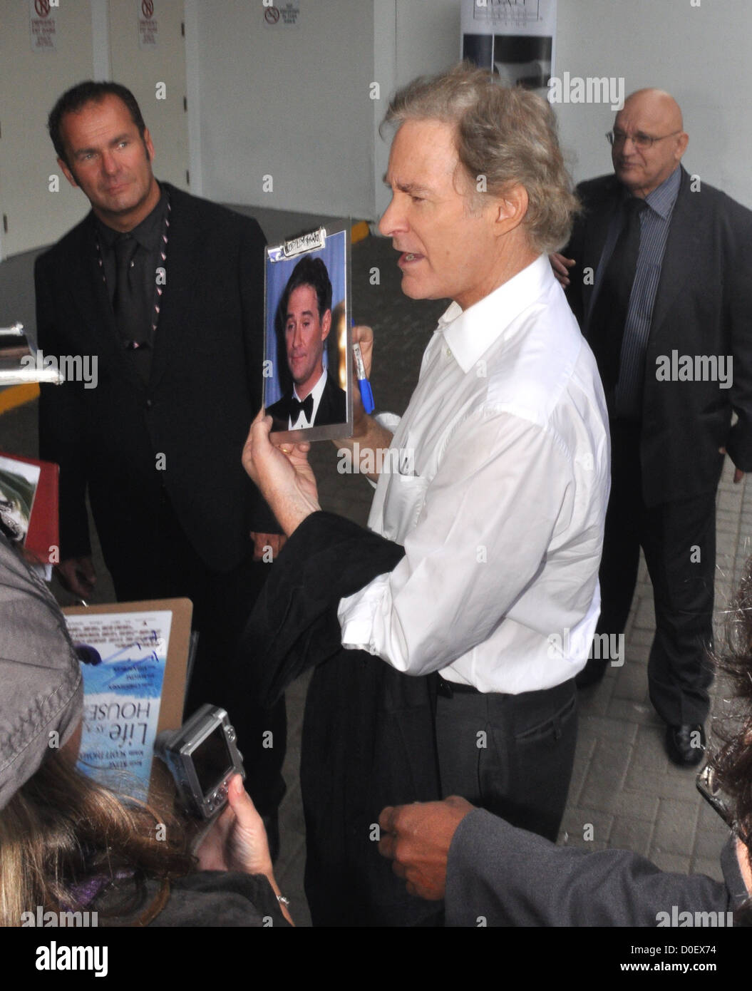 Kevin Kline de signer des autographes et divertissant la foule lors de l'entrée pour la conférence de presse, le film, conspirateur à Banque D'Images