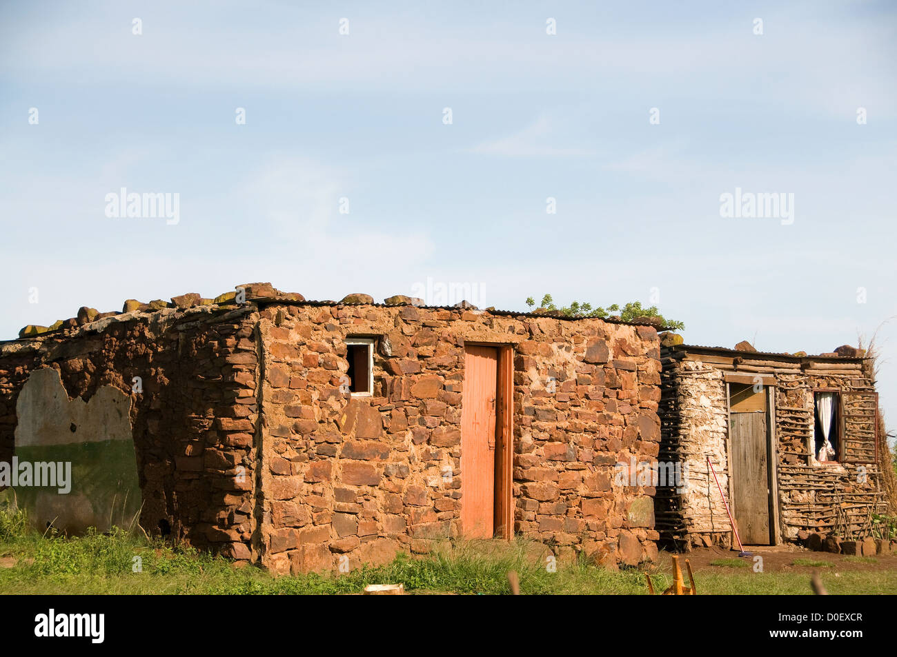 Les visiteurs à la typique Zulu homestead à KwaZulu Natal, Afrique du Sud devraient profiter de l'architecture unique des maisons de famille. Banque D'Images