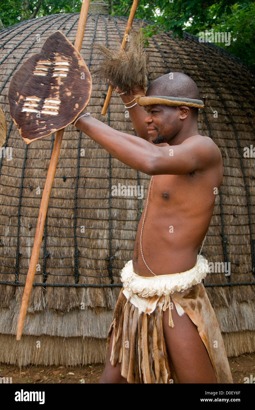 Les visiteurs de Shakaland au KwaZulu Natal, Afrique du Sud devraient profiter de la village et les résidents expliquant leur culture Banque D'Images