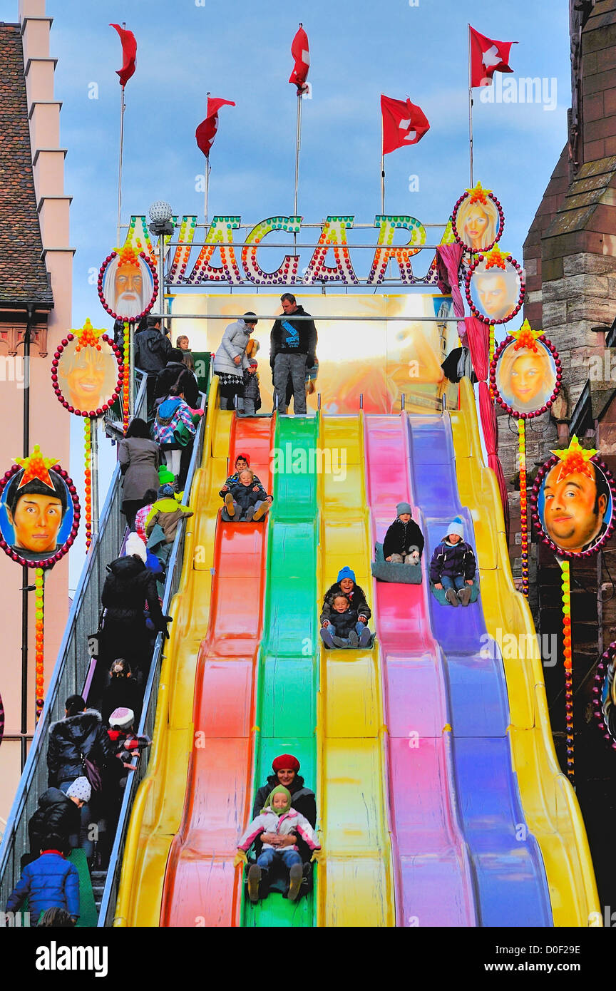 Un amusement park ride à la Cathédrale de Bâle pendant la foire d'automne de Bâle 2012. Banque D'Images