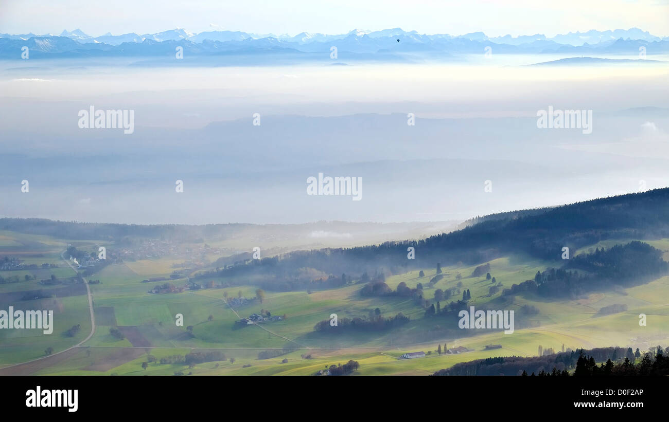 Vue depuis le mont Chasseral (Jura) à travers le brouillard couvert Plateau Suisse canton de Berne et vers les Alpes suisses. Banque D'Images