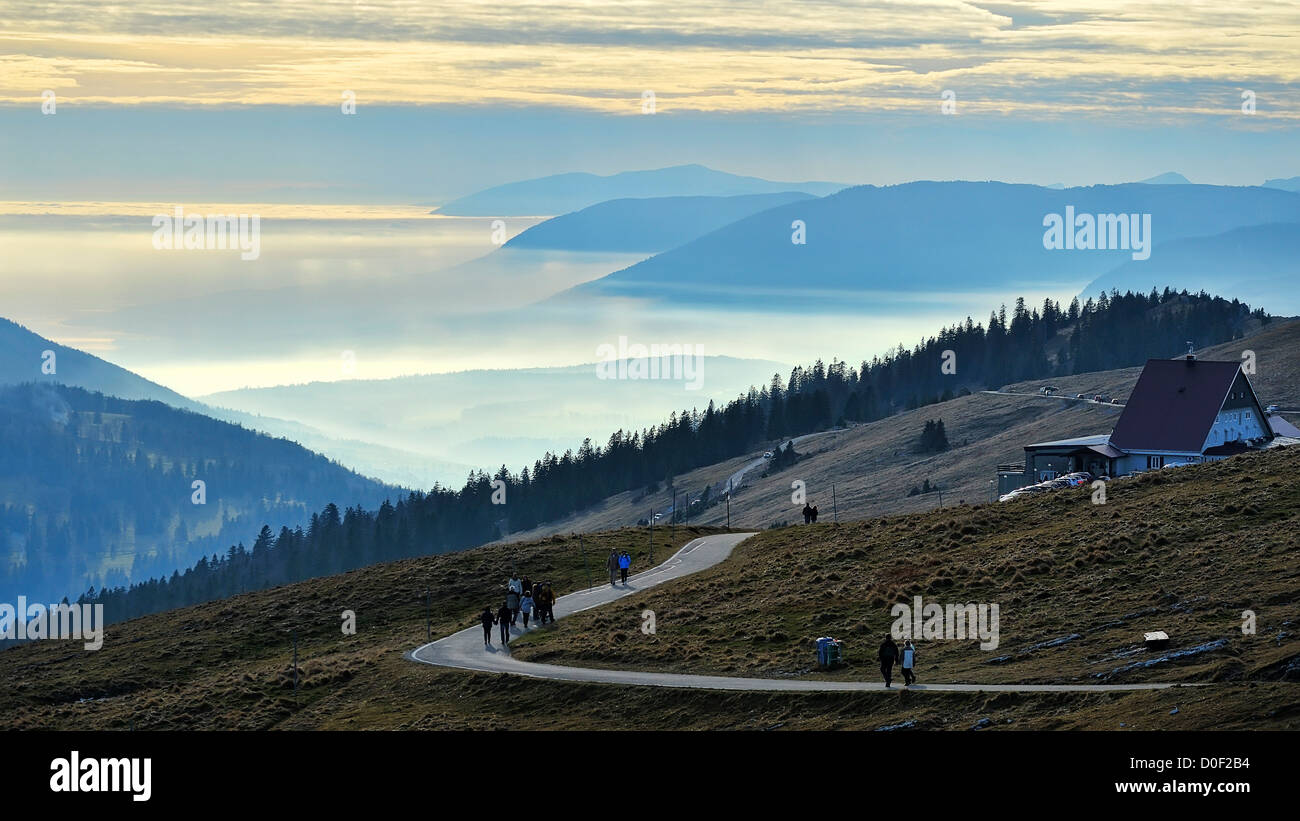 Vue depuis le mont Chasseral (Jura) à travers le brouillard couvert Plateau Suisse canton de Neuchâtel et à Genève. Banque D'Images